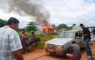Incndio em barraco de madeira durante conflito nas terras dos ndios Tenharim. Prdios, carros e barco foram queimados por vndalos no local(foto: Reproduo Facebook)