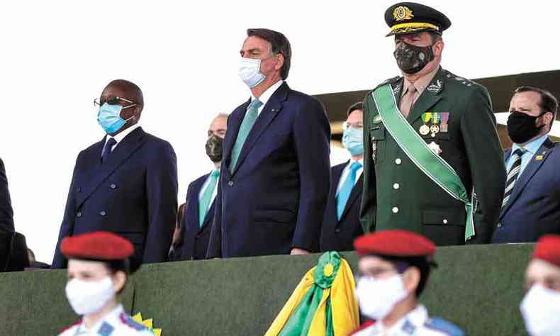 Bolsonaro ao lado do comandante do Exrcito, Paulo Srgio Nogueira: Dia do Soldado sem discurso(foto: MARCOS CORRA/PR)