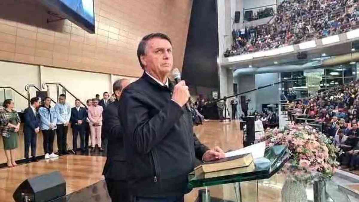 Posso ouvir o choro do PT, cantam evangélicos em igreja