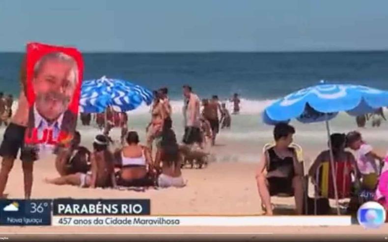 Homem segura toalha com rosto de Lula