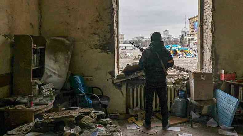 Soldado ucraniano dentro de um prdio em Kharkiv, maro de 2022