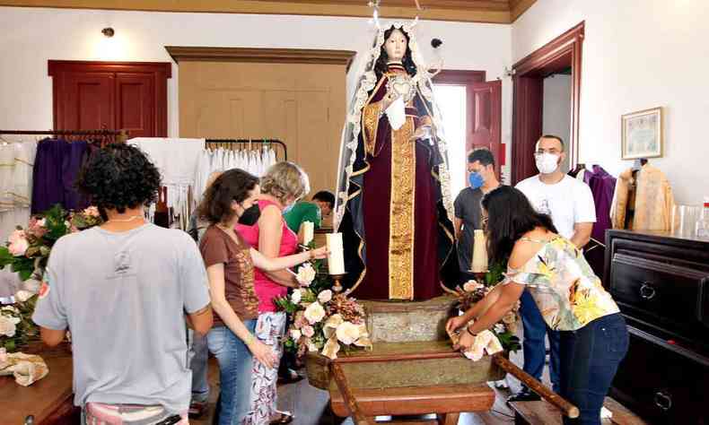Em Santa Luzia, fiéis ornamentam o andor de Nossa Senhora das Dores, que saiu ontem em cortejo à noite e volta hoje às ruas para a procissão do encontro