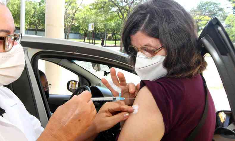 Mulher recebe vacina contra a COVID-19