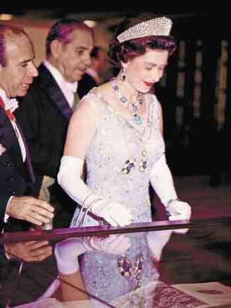 Durante a visita ao Distrito Federal, a rainha usou o conjunto de colar e brincos com brilhantes e guas- marinhas que recebeu de presente do Brasil quando foi coroada, em 1953, e que lhe foi entregue por Assis Chateaubriand 