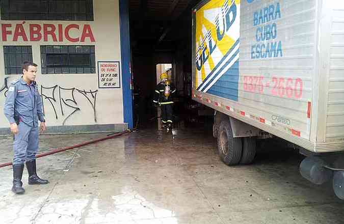 Bombeiros isolaram a fbrica para evitar a inalao do material(foto: Sidney Lopes/EM/D.A.Press)