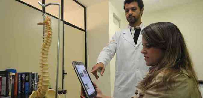De mdica a paciente do fisioterapeuta Rodrigo Antnio Moura, Tas Soares aprende a sustentar o tablet sem lesionar a coluna cervical, na qual sofre fortes dores(foto: Jair Amaral/EM/D.A Press)