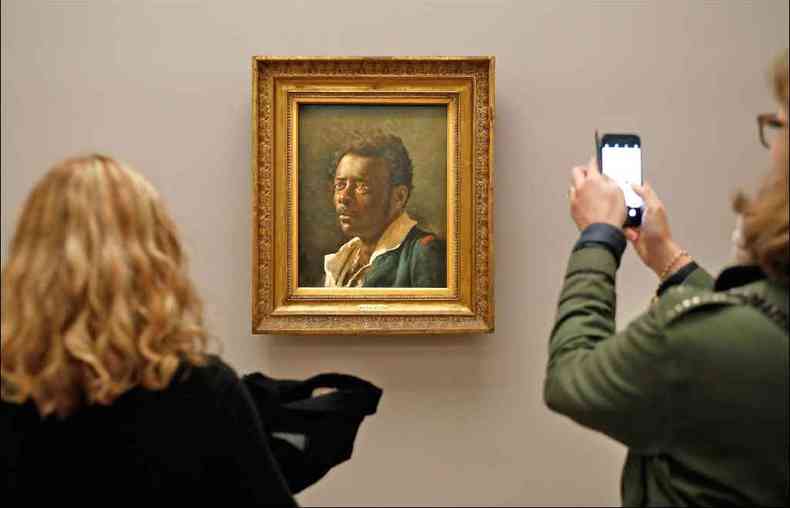 Visitantes observam a tela Estudo de um homem a partir do modelo Joseph, de Theodore Gricault, pintada entre os anos de 1818 e 1819 (foto: FOTOS: FRANCOIS GUILLOT/AFP)
