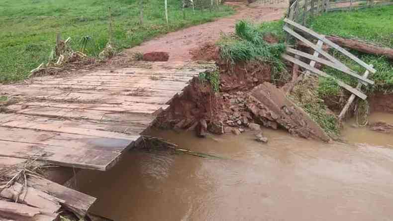 Estragos na zona rural de Poo Fundo aps enchente
