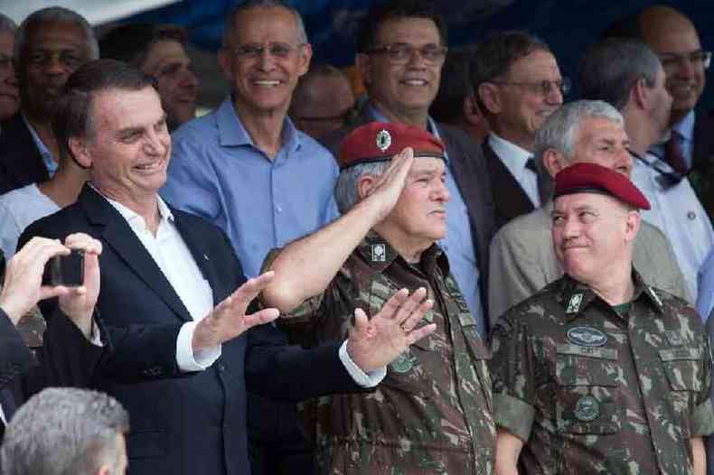 Bolsonaro ao lado de generais do exrcito