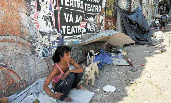 Michele Geziane Freitas, de 28 anos, passou a ocupar uma cabana em calada no Bairro Floresta, aguardando uma melhor sorte na capital(foto: Marcos Michelin/EM/D. A Press)