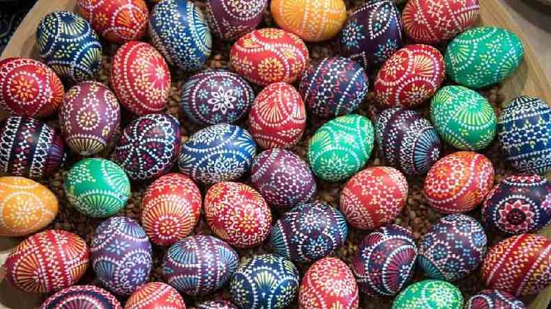 Ovos representam vida e renascimento; acima, exemplares decorados, em uma tradio que remonta  Idade Mdia(foto: Getty Images)