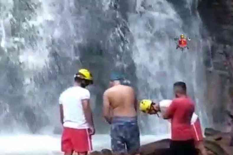 Bombeiros fizeram resgate do corpo de homem morto na Cachoeira Azul, em Brazlndia
