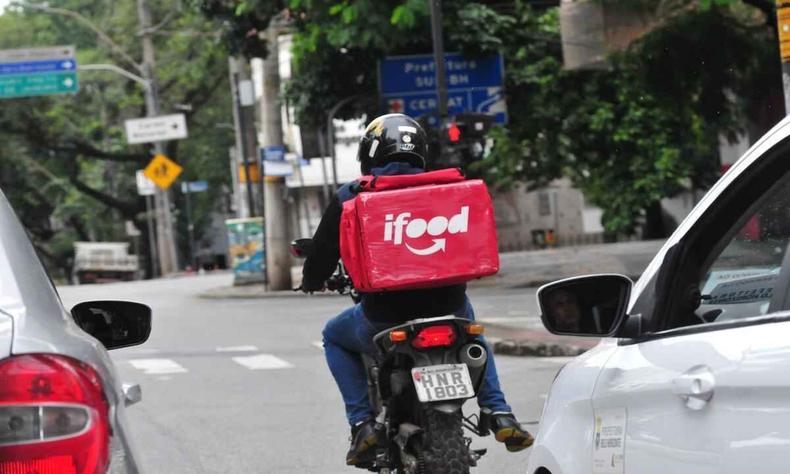 Na foto, entregador do aplicativo ifood, no bairro Funcionarios
