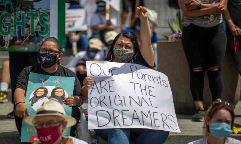 Mulher chama a ateno para a situao dos 'Dreamers' durante marcha pelos trabalhadores e direitos humanos ocorrida em maio em Los Angeles, na Califrnia(foto: AFP / DAVID MCNEW)