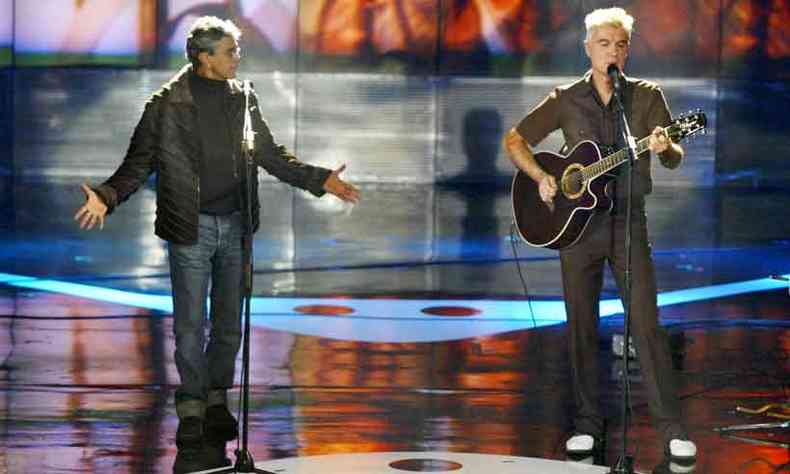 Caetano Veloso e David Byrne no VMA de 2004, quando o brasileiro xingou a emissora ao vivo, devido a falhas tcnicas em seu show(foto: Flvio Florido/Folha Imagem)
