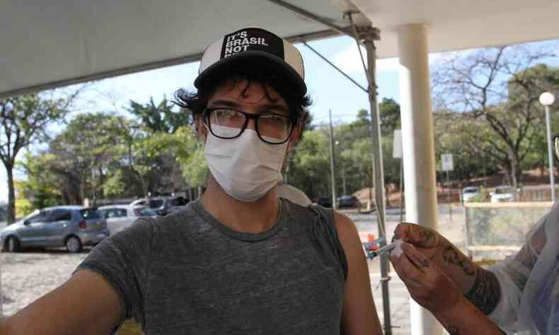 Guilherme De Pinho Martins Coelho, 27 anos, estudante tomando a primeira dose na UFMG(foto: Edesio Ferreira/EM/D.A Press)