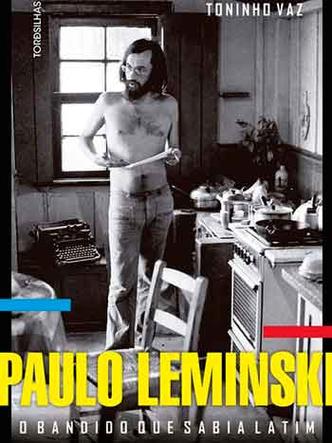 Capa de biografia de Paulo Leminski traz foto do poeta de p e sem camisa, ao lado de fogo, tendo ao fundo mquina de escrever