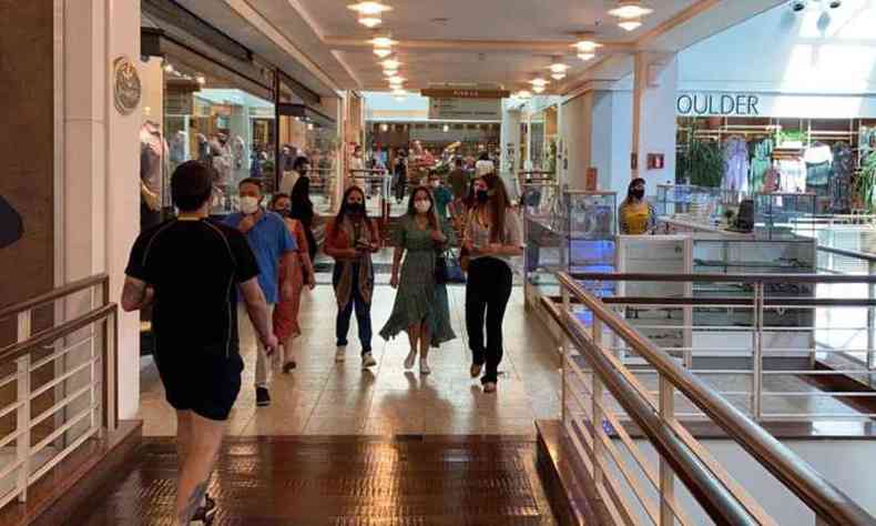 Movimento no shopping centers foi um pouco melhor no dia que antecedeu o Dia das Mes(foto: Ptio Savassi/Divulgao)