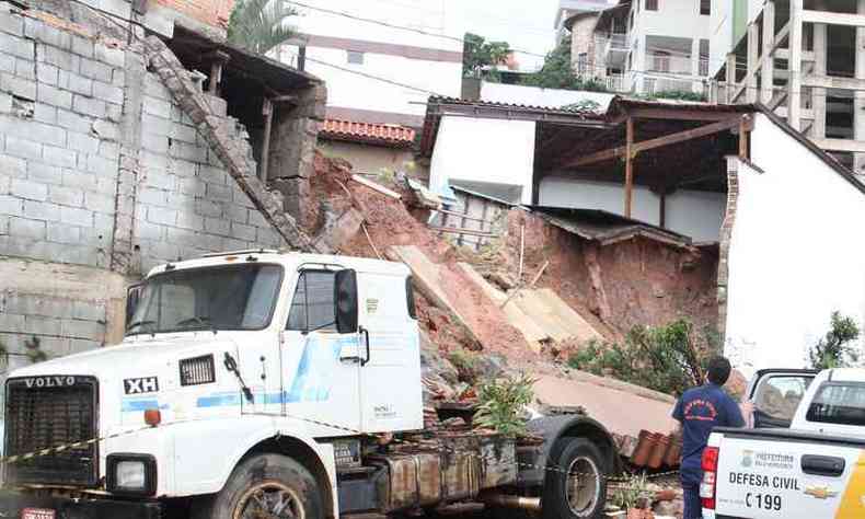 O muro da rua Iracema Brasiliana caiu em cima de uma carreta mas ningum ficou ferido (foto: Sidney Lopes/EM/D.A Press)