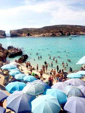 As belas praias de Malta, com guas azul-turquesa, ficam lotadas durante o dia(foto: Pedro Lovisi/Especial para o EM)