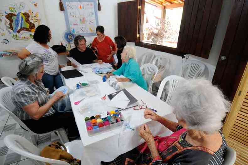 Com sua experincia em capacitar artesos, o carioca Renato Imbroisi ajuda a dar identidade ao trabalho das Meninas do Vale Paraopeba(foto: Leandro Couri/EM/D.A Press)
