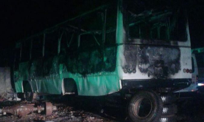 Ônibus incendiado no pátio da prefeitura de Itanhandu(foto: Reprodução da internet/WhatsApp) Ônibus incendiado no pátio da prefeitura de Itanhandu(foto: Reprodução da internet/WhatsApp)