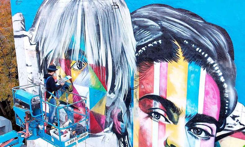 Mural pintado por Kobra com a imagem da mexicana Frida Kahlo 