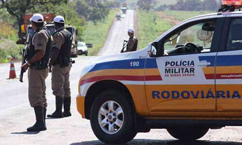 Policiais da PMRv em estrada mineira 