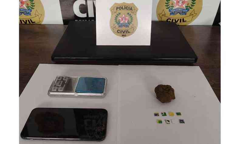 A Polcia Civil de Arax localizou na casa do adolescente cerca de 50 gramas de haxixe e 25 pontos de LSD, alm de uma balana digital e o computador que o suspeito utilizava para acessar a rede social e vender as drogas(foto: PCMG/Divulgao)