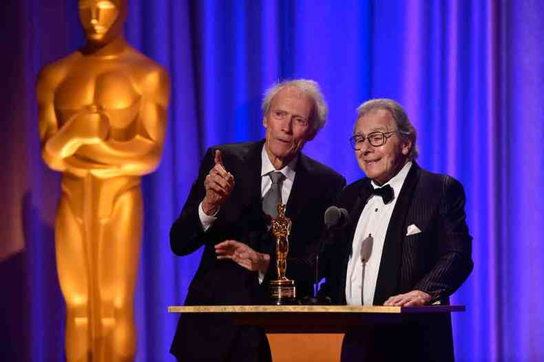 Clint Eastwood entrega a estatueta a Schifrin com um dilogo surrealista (foto: Fotos: Robyn Beck/AFP)