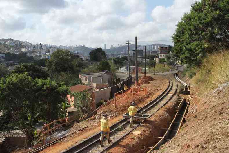 Estação ferroviária abandonada do Calafate: projeto é ligar o bairro ao Barreiro, mas não foi divulgado o cronograma da construção, por meio de parceria com iniciativa privada (foto: Edésio Ferreira/EM/D.A Press)