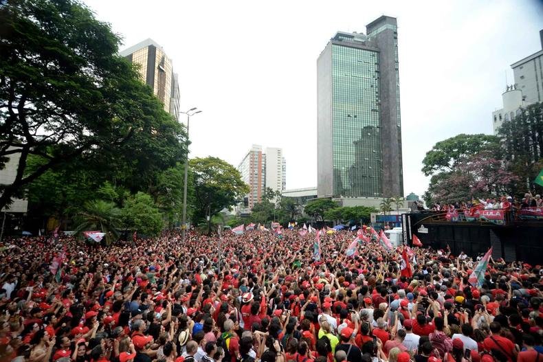 Pra�a Tiradentes lotada