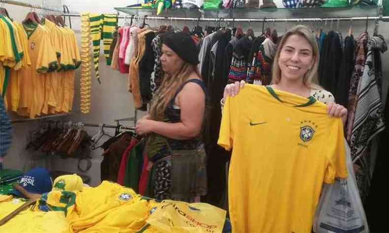 Mayara Melgao, de 25 anos, j est com a amarelinha depois de passar na Savassi antes do trabalho(foto: Jair Amaral/EM/DA Press)