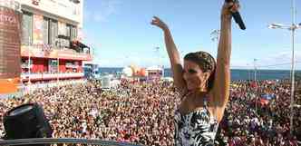 Artistas do ax, como Ivete Sangalo, arrastam multides de folies atrs dos trios eltricos em Salvador(foto: Raul Spinasse/Ag. A Tarde/Folhapress)