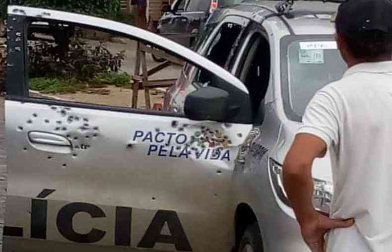Viatura da PM de Pernambuco foi alvejada e um policial morreu(foto: Reproduo/ WhatsApp)
