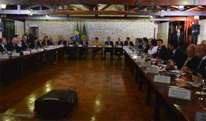 Dilma em sua primeira reunio ministerial no fim de janeiro: correligionrios cobram atuao da equipe(foto: Jos Cruz/Agencia Brasil )