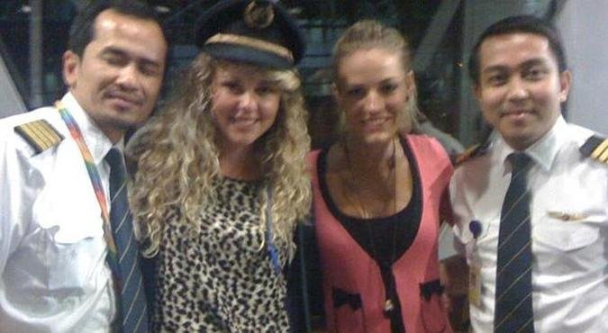 Copiloto Fariq Abdul Hamid, � direita, em foto que lhe rendeu puni��o em 2011(foto: Reprodu��o da Internet)