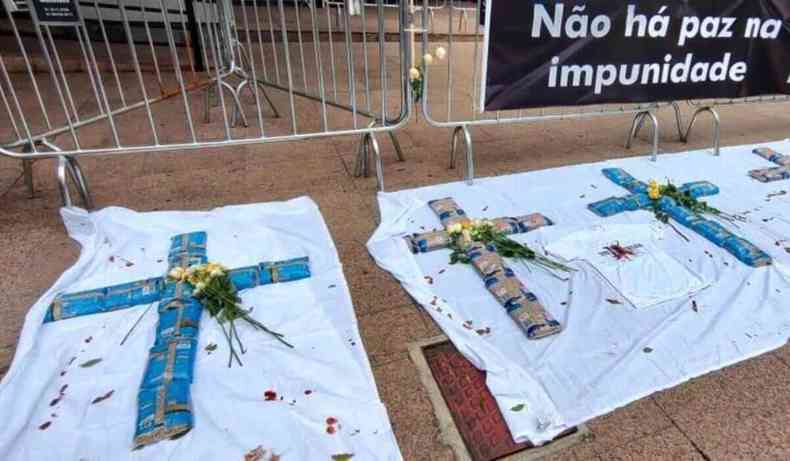 Foto de cruzes ao chão, em protesto pela condenação de Mânica