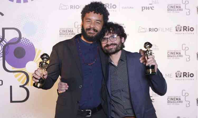 O diretor Gabriel Martins e o montador Thiago Ricarte com trofus conquistados por 'Marte Um'