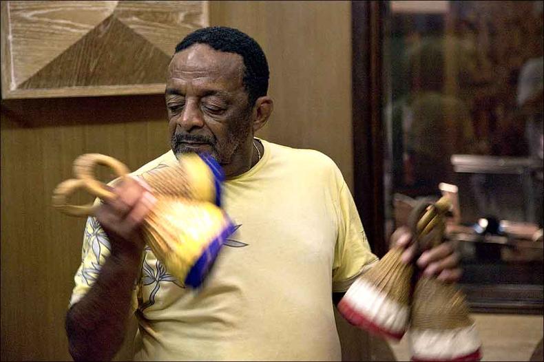 O percussionista pernambucano viveu quase 30 anos em NY, onde deixou peças que utilizava em suas composições e shows (foto: Emiliano Dantas/Divulgação) O percussionista pernambucano viveu quase 30 anos em NY, onde deixou peças que utilizava em suas composições e shows (foto: Emiliano Dantas/Divulgação)