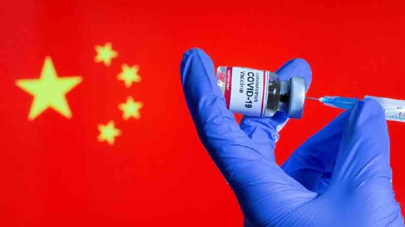 Uma vacina contra covid em frente a uma bandeira chinesa