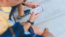 Uso de celular em excesso por adolescentes causa dor na coluna, diz estudo