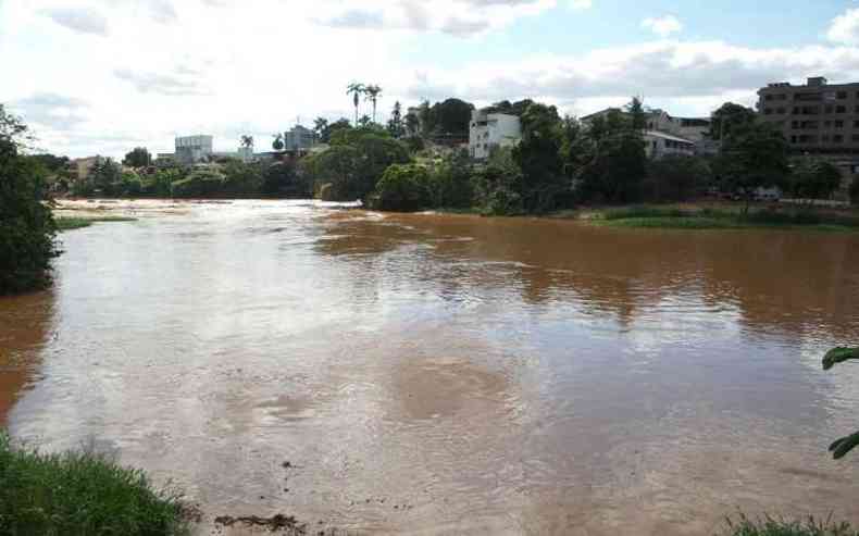 Camada densa de lama j chegou na rea urbana de Governador Valadares(foto: Gladyston Rodrigues/EM/D.A.Press)