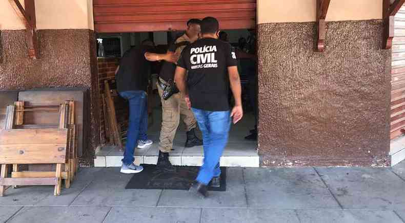 As polcias Militar e Civil estiveram no restaurante para dar incio s investigaes do assassinato(foto: Roberto Higino/Divulgao)