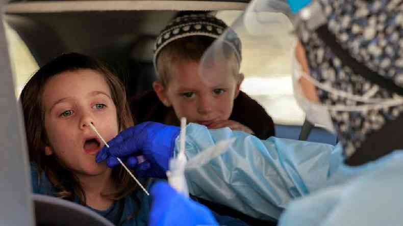 Uma vez que crianas com 11 anos ou menos no podem se vacinar em Israel, governo vai financiar seus testes para que elas entrem no sistema ''Green Pass'(foto: AFP)