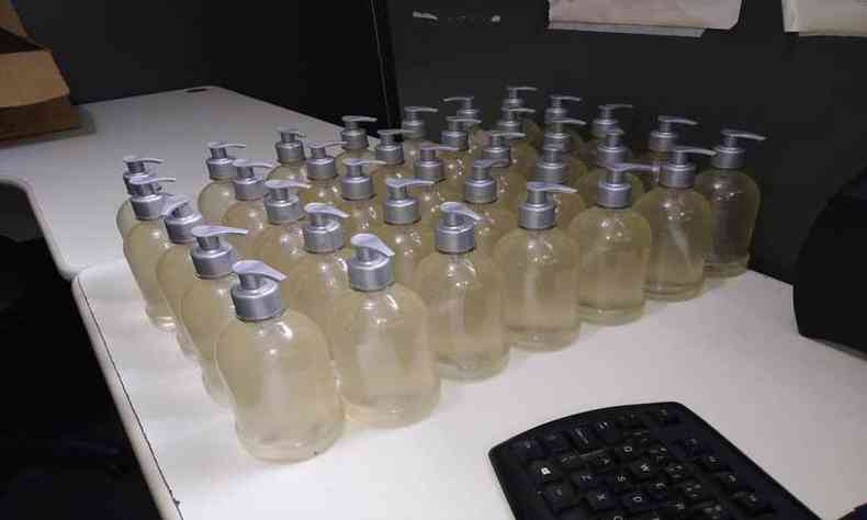 Alguns dos frascos j estavam prontos para ser comercializados(foto: Divulgao/ Guarda Municipal)