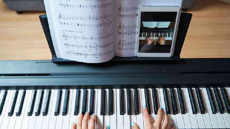 Pessoa aprendendo piano