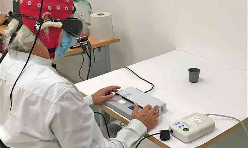O paciente, de 58 anos, realiza testes para verificar xito da terapia, iniciada com injeo para produo de protenas oculares 