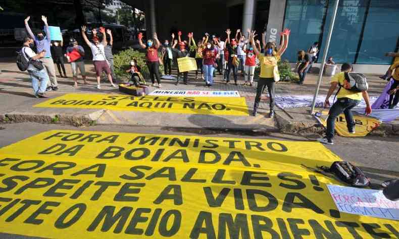 Solenidade ocorreu em meio a protestos de manifestantes que pediam a sada de Salles e do presidente Jair Bolsonaro (foto: Alexandre Guzanshe/EM/D.A Press)