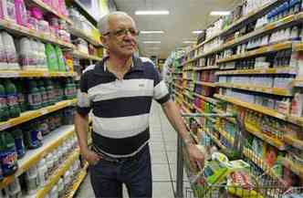 Wagner Rocha, que vai diariamente a lojas da regio de sua casa, fica de olho nas ofertas (foto: Beto Magalhaes/EM/D.A Press)